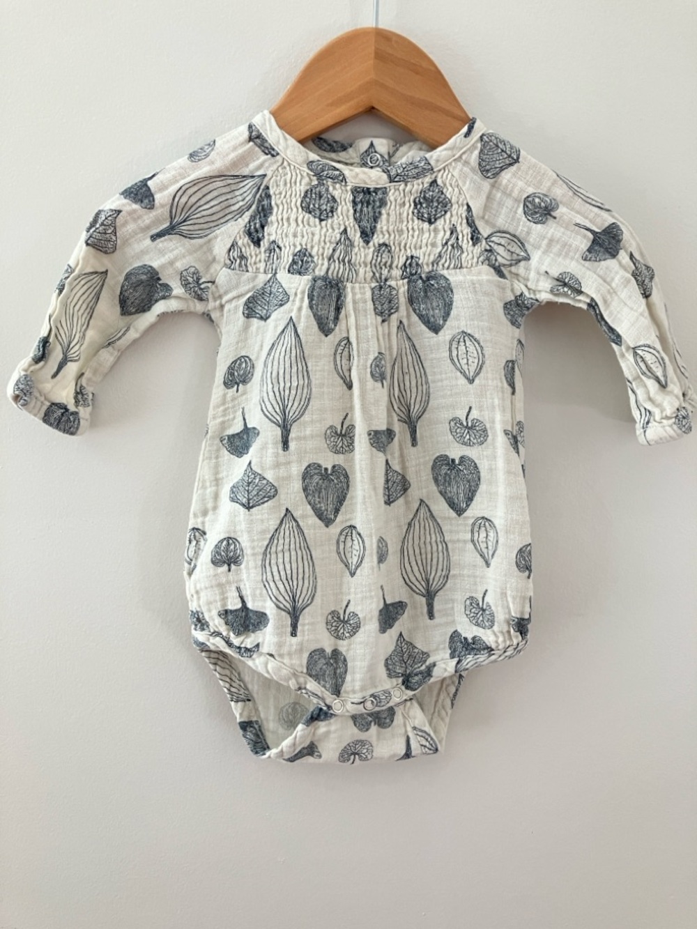 Kate Quinn 6-12m 100% Cotton Muslin Long Sleeve Baby Onesie Leaf Print